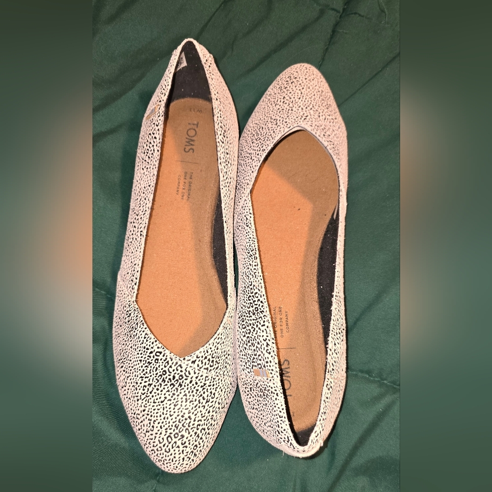 TOMS Women's Black and White Flats